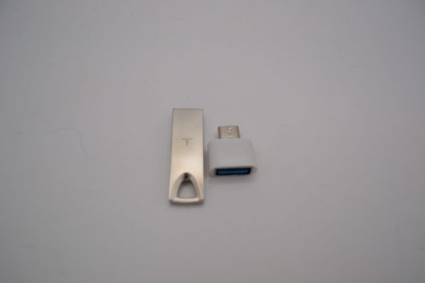 Tesla USB Glossy Black With A USB To USB-C Adapter 128gb