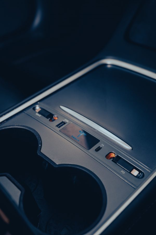 Centre Console 3/Y Docking Stage With Retractable USB-C and Lightning Cables - Image 2