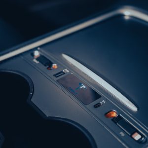 Centre Console 3/Y Docking Stage With Retractable USB-C and Lightning Cables