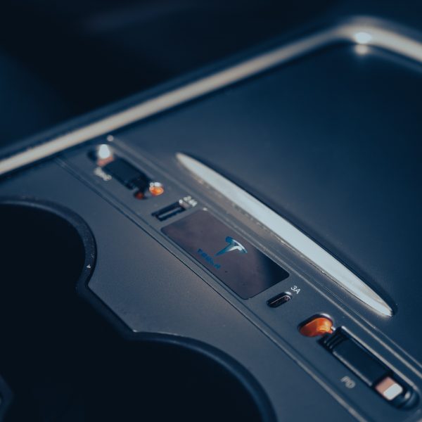 Centre Console 3/Y Docking Stage With Retractable USB-C and Lightning Cables
