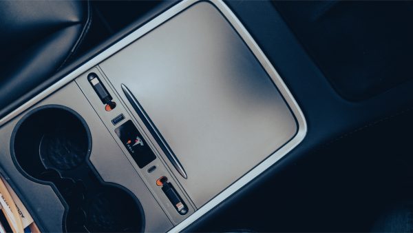 Centre Console 3/Y Docking Stage With Retractable USB-C and Lightning Cables - Image 3